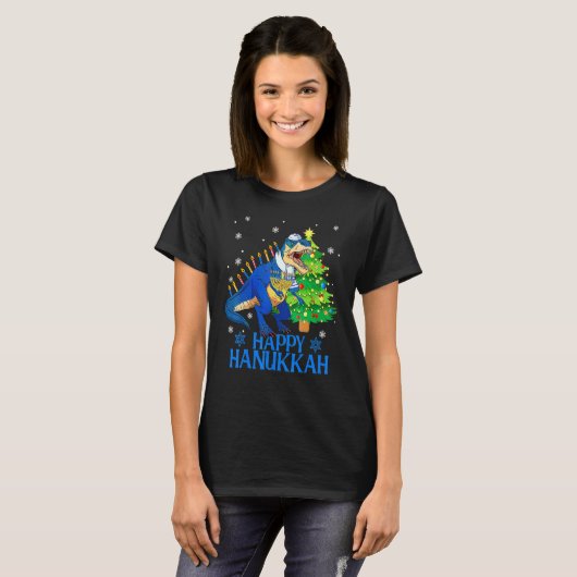 Cute Menorasaurus Rex Dinosaur Tree Christmas Happ Tシャツ (正面フル)