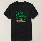 Cute Mental Health & Mindfulness Slow Down Sloth Tシャツ (デザイン正面)