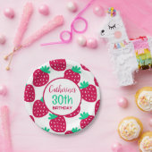 Cute Minimal Strawberry Pattern in Red and Green ペーパープレート (パーティー)