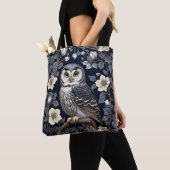 Cute Northern Saw-Whet Owl And Moonflowers On Navy トートバッグ (クローズアップ)