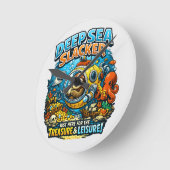 Cute Ocean Adventure Humor, Funny Sloth Diving art ラウンド壁時計 (傾斜)