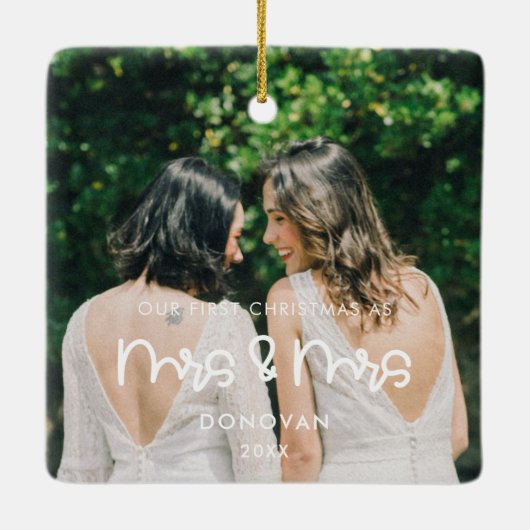 Cute Our初めてのクリスマスとしてミセス&ミセス写真 セラミックオーナメント (裏面)