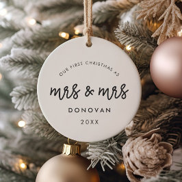 Cute Our初めてのクリスマスas Mrs. and Mrs. photo セラミックオーナメント