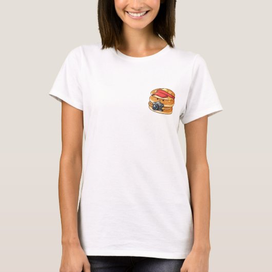 Cute Pancake Stack Character in Red Visor Holding  Tシャツ (正面)
