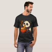 Cute Panda Eating Ramen Noodles  Tシャツ (正面フル)