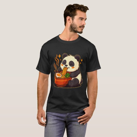 Cute Panda Eating Ramen Noodles  Tシャツ (正面フル)
