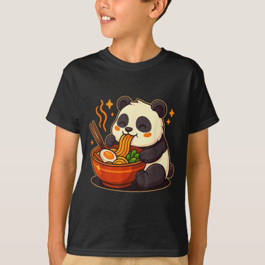 Cute Panda Eating Ramen Noodles  Tシャツ (正面)