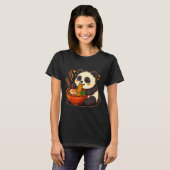 Cute Panda Eating Ramen Noodles  Tシャツ (正面フル)
