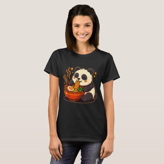 Cute Panda Eating Ramen Noodles  Tシャツ (正面フル)