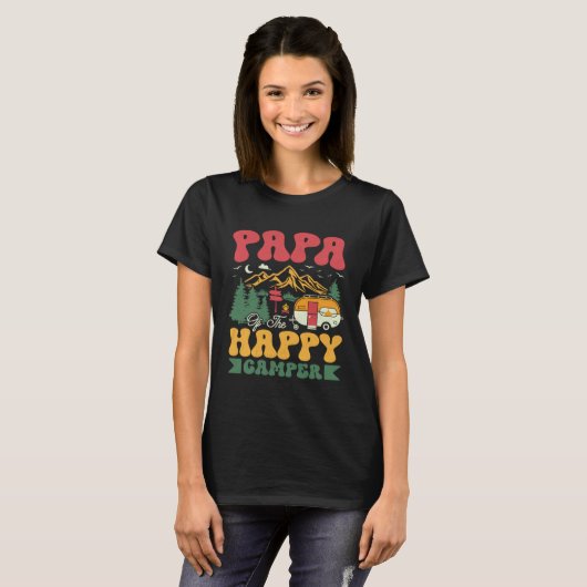Cute Papa Of The Happy Camper Groovy Camping Trip Tシャツ (正面フル)