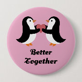 Cute Penguins Better Together Pink Heart Love 缶バッジ (正面)