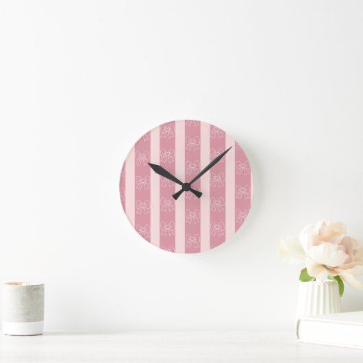 Cute Pink Bow Stripe Pattern – Girly Aesthetic ラウンド壁時計 (ホーム)