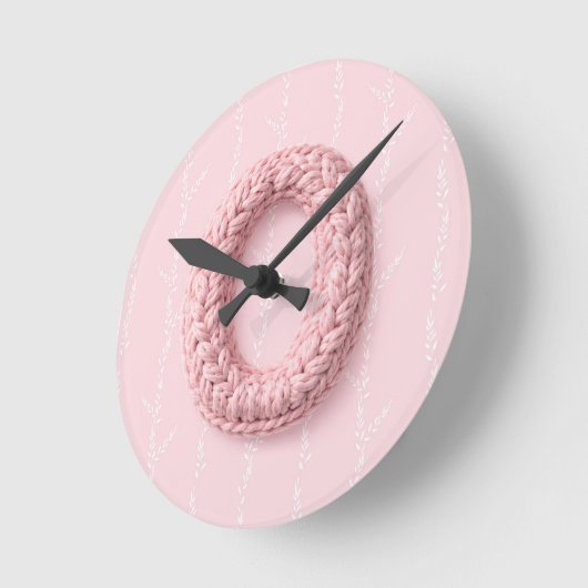 Cute pink O monogram initial crocheted letter boho ラウンド壁時計 (傾斜)