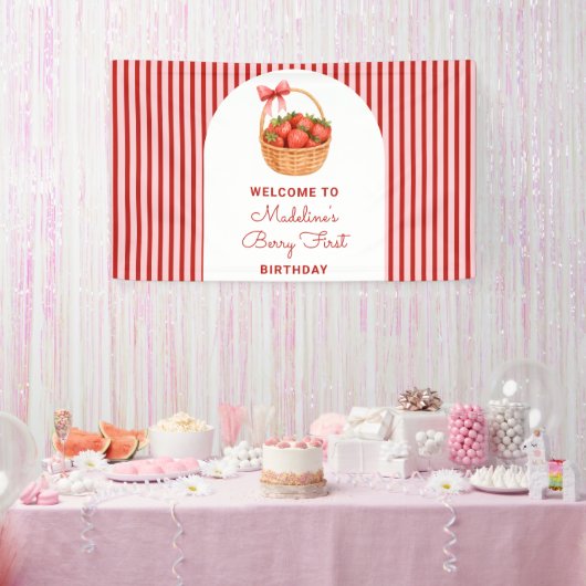Cute Preppy Striped Berry First Birthday Welcome 横断幕 (パーティー)
