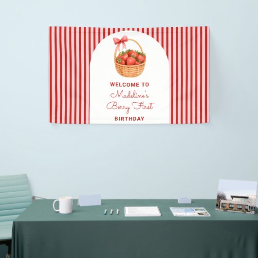 Cute Preppy Striped Berry First Birthday Welcome 横断幕 (トレードショー)