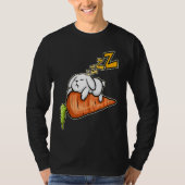 Cute Rabbit Sleeping On A Carrot On Easter Tシャツ (正面)