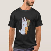 Cute rabbit that hugs a carrot with hearts tシャツ (正面)