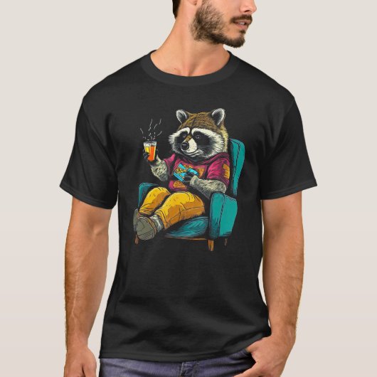 Cute Raccoon Enjoys Food on Couch Tシャツ (正面)