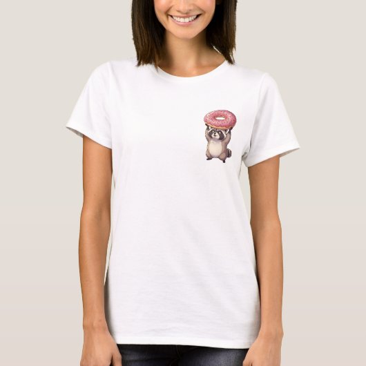 Cute Raccoon Lifting Giant Pink Glazed Donut Tシャツ (正面)