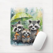 Cute Raccoons in the Rain マウスパッド (マウス)