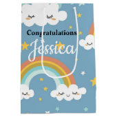 Cute Rainbow and Cloud Baby Shower 7” l x 4.5” w x ミディアムペーパーバッグ (裏面)