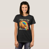 Cute Rainbow Golden Retriever  Dog I Found The Gol Tシャツ (正面フル)