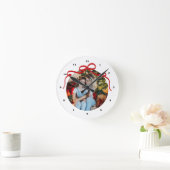 Cute Red Coquette Bow Ribbon Custom Photo Gift ラウンド壁時計 (ホーム)