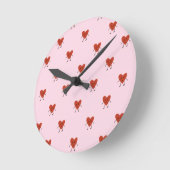Cute Red Hearts Seamless Love Pattern on Pink ラウンド壁時計 (傾斜)