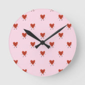 Cute Red Hearts Seamless Love Pattern on Pink ラウンド壁時計 (正面)