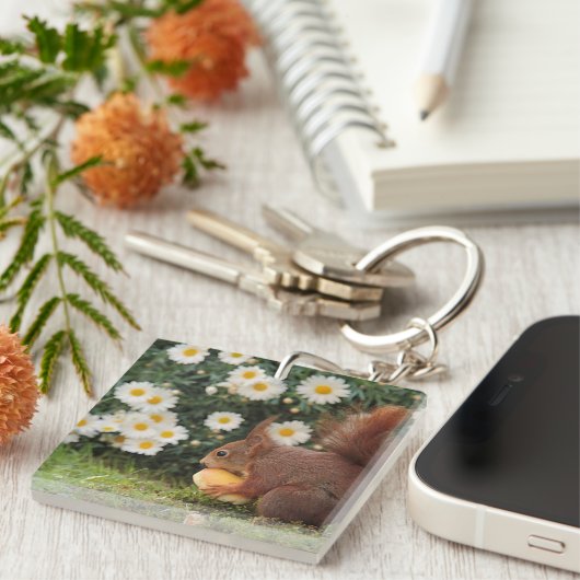 Cute Red Squirrel and Daisies キーホルダー (正面右)