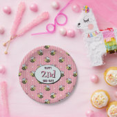 Cute Retro Pink Striped Bumblebee Birthday ペーパープレート (パーティー)