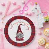 Cute Rustic Merry Christmas Plaid Gnome ペーパープレート (パーティー)