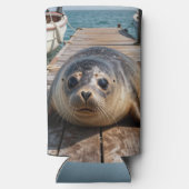 Cute Seal Laying on Boat Dock Ocean Pier スリム缶クーラー (裏面)