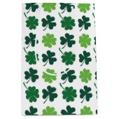 Cute shamrocks and four leaf clovers  ミディアムペーパーバッグ (正面)