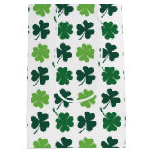 Cute shamrocks and four leaf clovers  ミディアムペーパーバッグ (裏面)