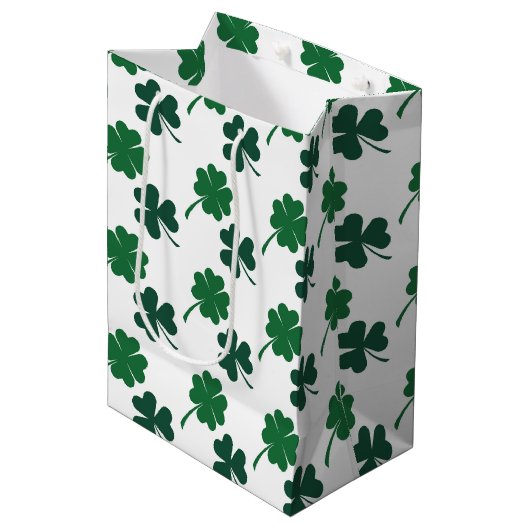 Cute shamrocks four leaf clovers tiled pattern ミディアムペーパーバッグ (正面アングル)