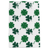 Cute shamrocks four leaf clovers tiled pattern ミディアムペーパーバッグ (正面)