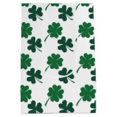 Cute shamrocks four leaf clovers tiled pattern ミディアムペーパーバッグ (裏面)
