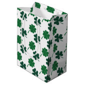 Cute shamrocks four leaf clovers tiled pattern ミディアムペーパーバッグ (裏面アングル)