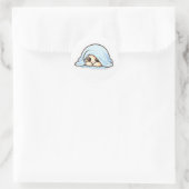 Cute Shy Kawaii Baby Under Blanket – Cozy Adorable ラウンドシール (バッグ)
