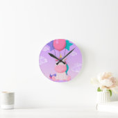 Cute Sitting Unicorn and Balloons Lilac ラウンド壁時計 (ホーム)