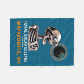 Cute Skeleton Solar Eclipse Wapakoneta Ohio フリースブランケット (正面(横))