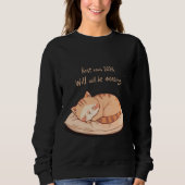 Cute Sleeping Cat Shirt – Relaxing New Year Gift  スウェットシャツ (正面)