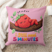 Cute Sleeping Strawberry – 20" Throw Pillow クッション (ブランケット)