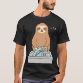 Cute Sloth Dishwashing Sleeping Tired Lazy Tシャツ (正面)