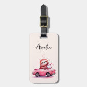 Cute Sloth Driving a Pink Convertible ラゲッジタグ (正面縦)