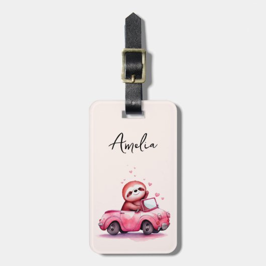 Cute Sloth Driving a Pink Convertible ラゲッジタグ (正面縦)
