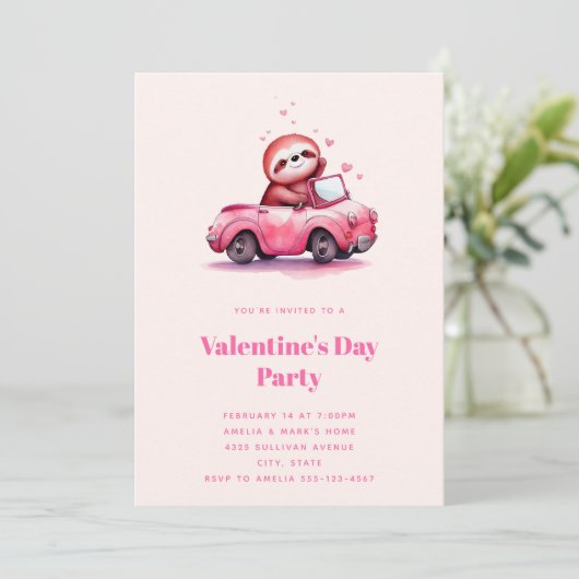 Cute Sloth in a Pink Convertible Valentine's Day 招待状 (スタンド正面)