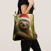 Cute Sloth Wearing a Santa Hat トートバッグ (クローズアップ)