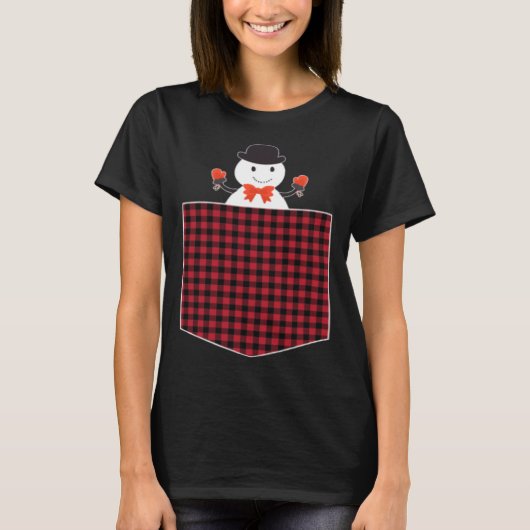 Cute Snowman Inside Buffalo Plaid Pocket Holiday C Tシャツ (正面)